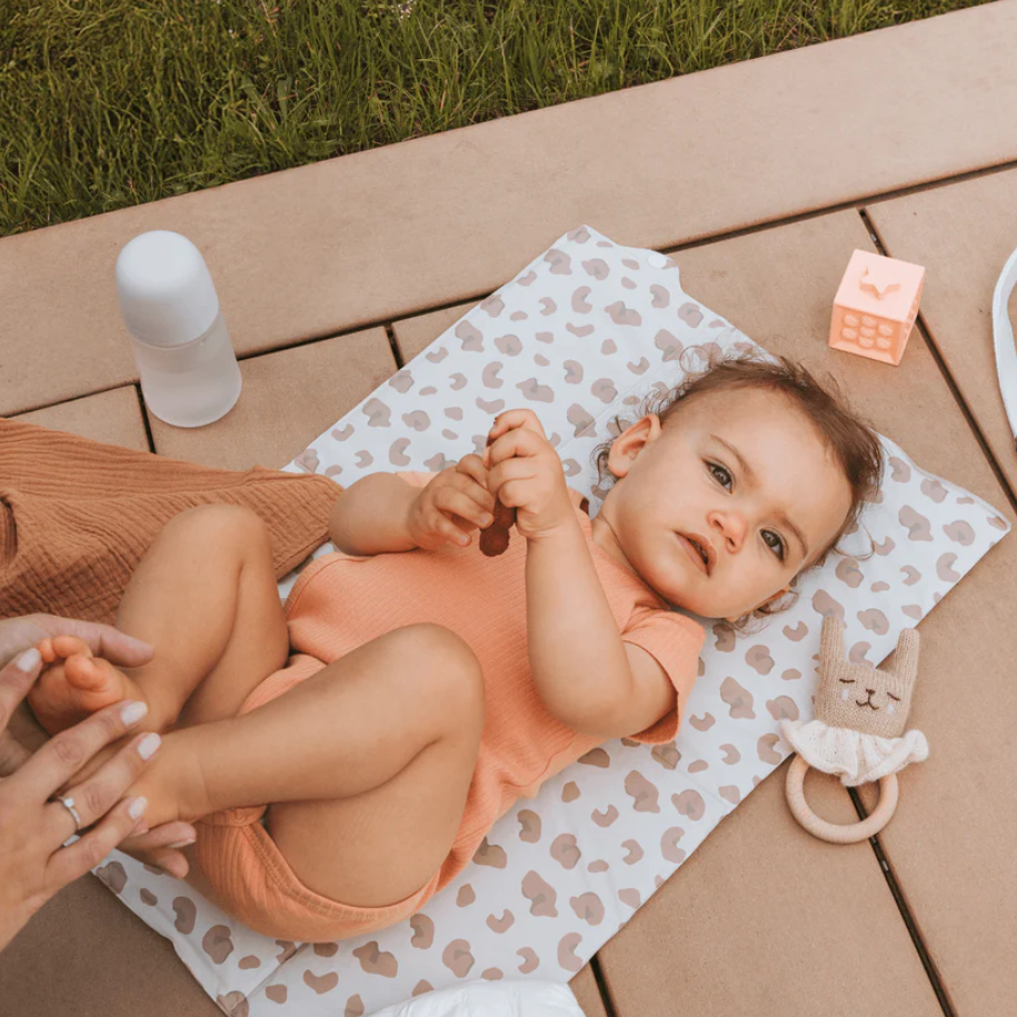 Преносима сгъваема подложка за преобличане 40x58 см Леопард BabyCalin