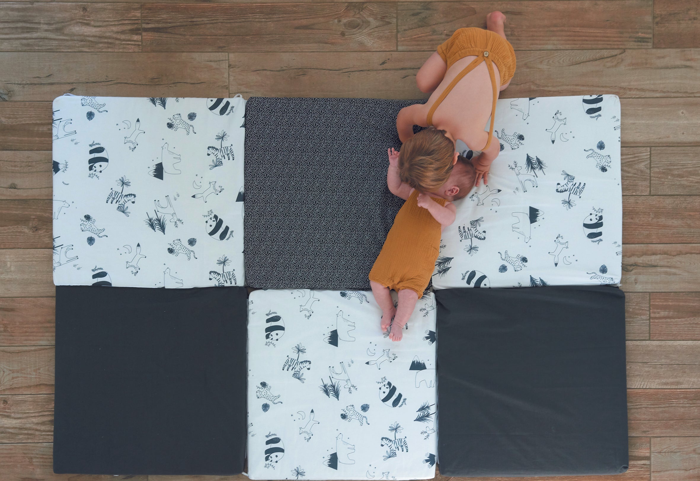 Интелигентна Постелка 5В1-Постелка За Игра, Подвижен Матрак, Барбарон, Тунел И Къща Черно/Бяла Candide