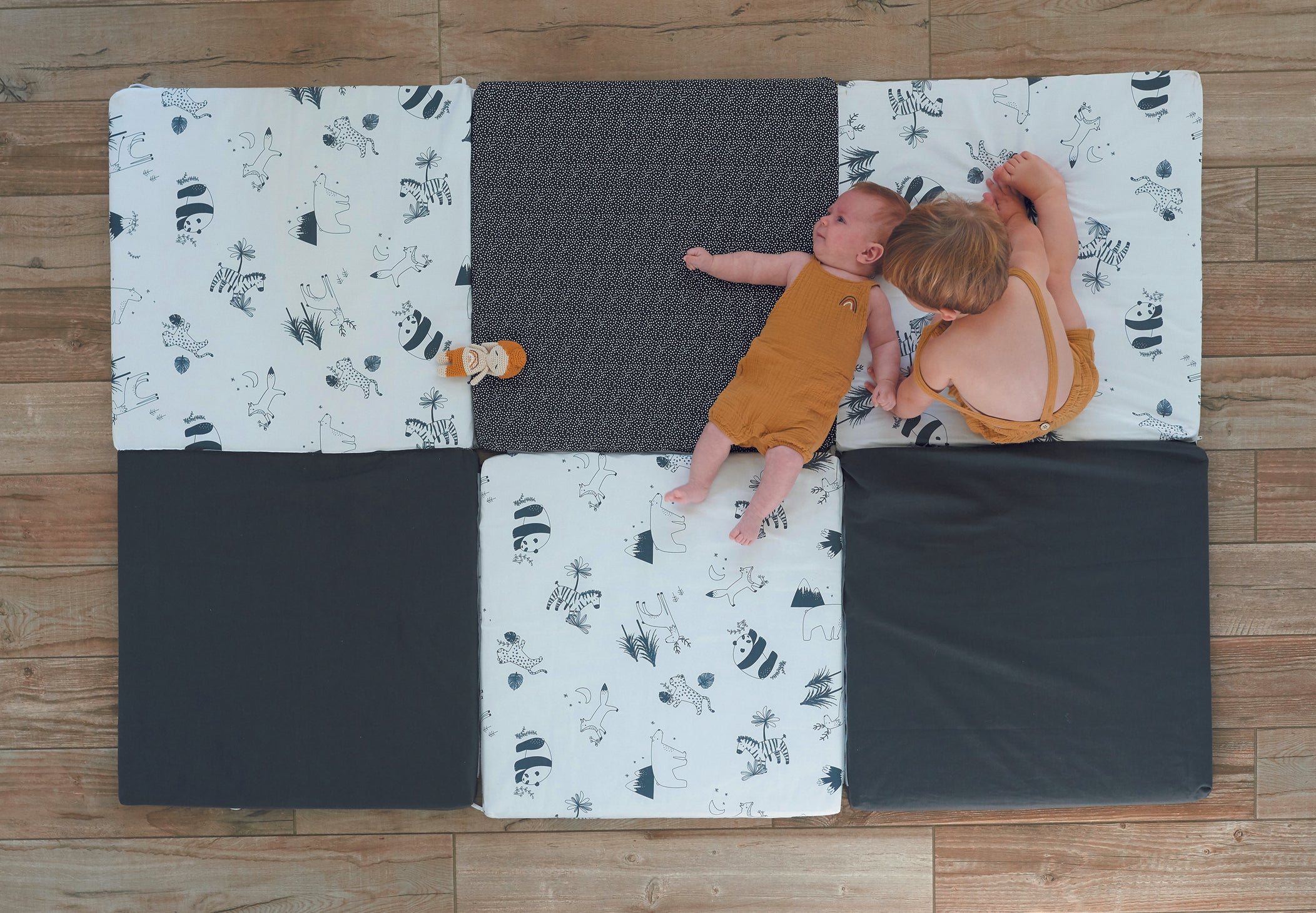 Интелигентна Постелка 5В1-Постелка За Игра, Подвижен Матрак, Барбарон, Тунел И Къща Черно/Бяла Candide