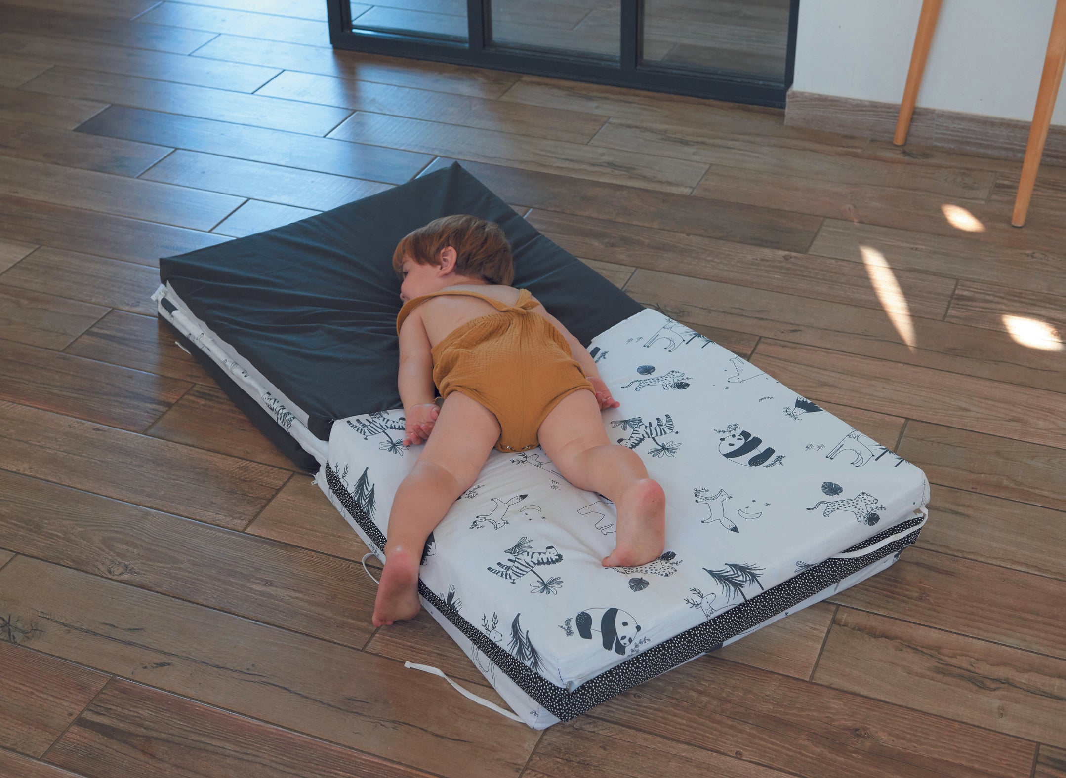 Интелигентна Постелка 5В1-Постелка За Игра, Подвижен Матрак, Барбарон, Тунел И Къща Черно/Бяла Candide