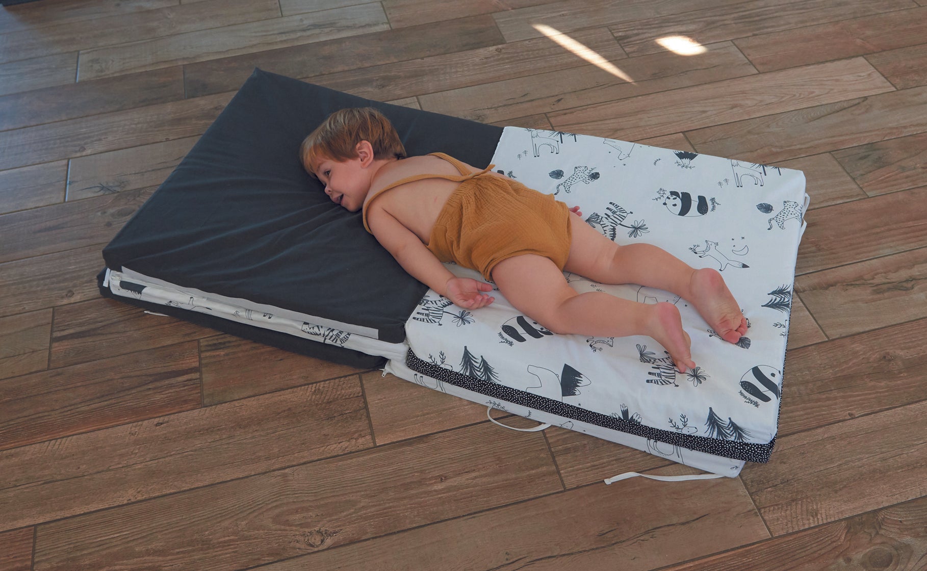 Интелигентна Постелка 5В1-Постелка За Игра, Подвижен Матрак, Барбарон, Тунел И Къща Черно/Бяла Candide