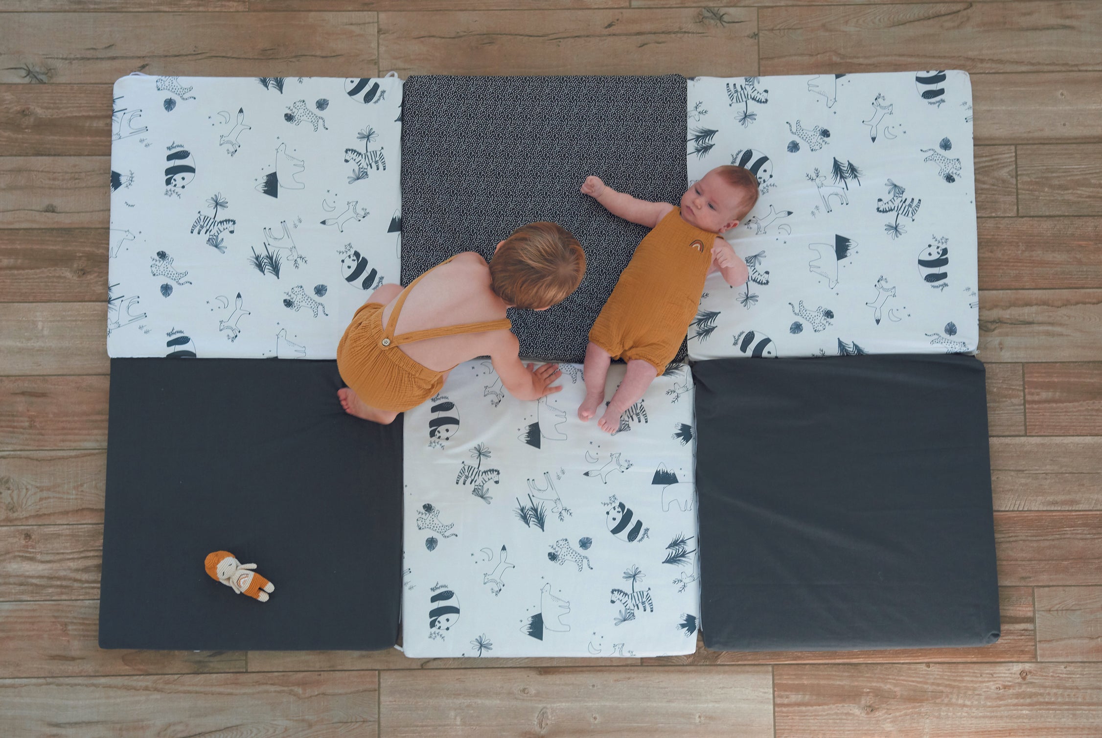 Интелигентна Постелка 5В1-Постелка За Игра, Подвижен Матрак, Барбарон, Тунел И Къща Черно/Бяла Candide