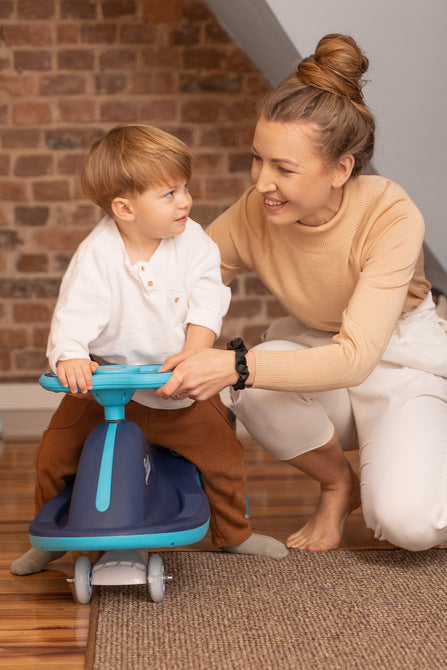 Кола Gravity Тип Бръмбър За Возене Ride On Fiesta Navy Caretero Toyz